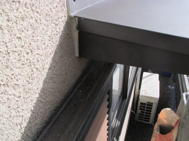 播磨町の庇補修における壁際取り合いシール打設